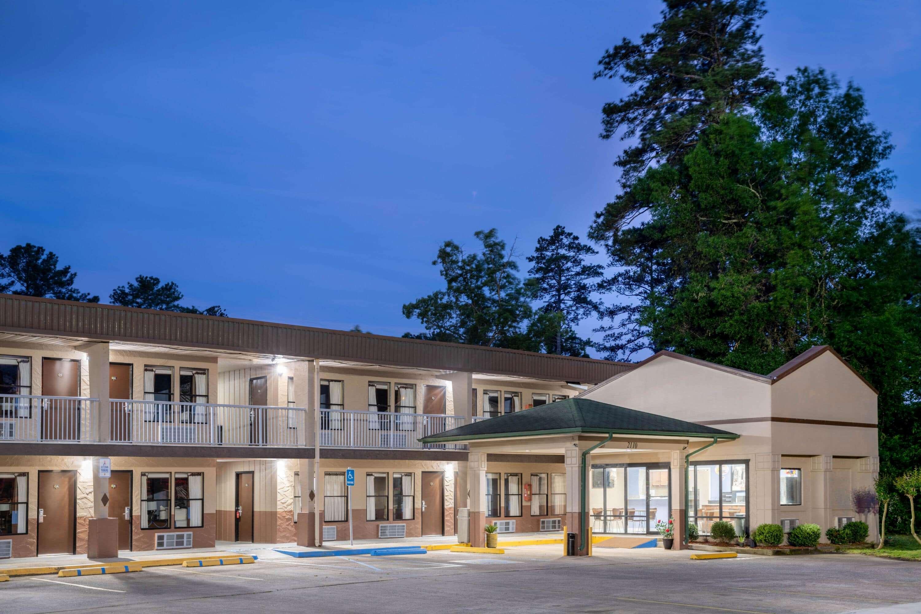 Super 8 By Wyndham Gadsden Al Hotel Exterior photo